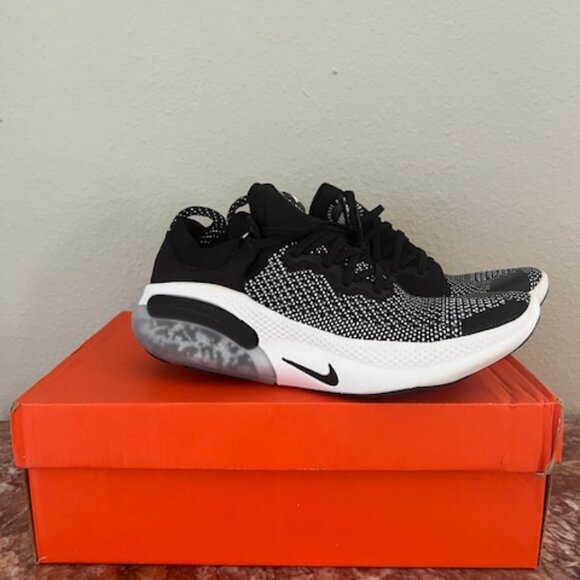Size 7 - Nike Joyride Run Flyknit Oreo main image 8